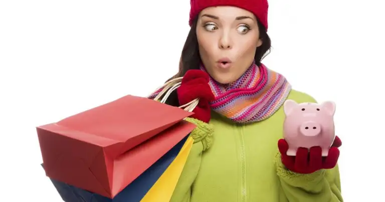 Mujer con bolsas de compras coloridas y juguete de cerdo rosado