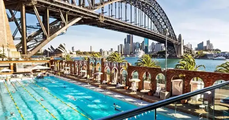 Piscina olímpica con Puente de Sydney de fondo