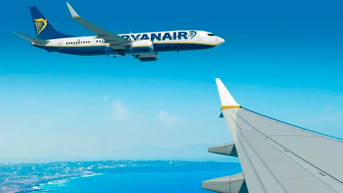 Avión Ryanair en vuelo visto desde otra aeronave