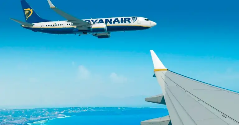 Avión Ryanair en vuelo visto desde otra aeronave
