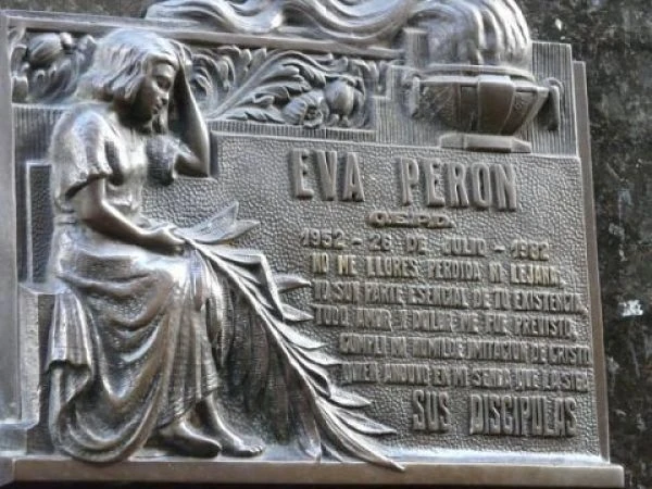 En el Cementerio de la Recoleta es donde está enterrada Eva Perón En el Cementerio de la Recoleta es donde está enterrada Eva Perón