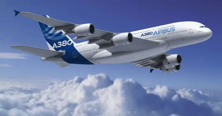 Avión Airbus A380 en vuelo sobre nubes de color blanco
