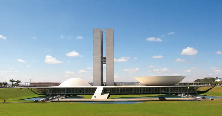 Edificio moderno de Brasilia con dos columnas blancas y prado verde