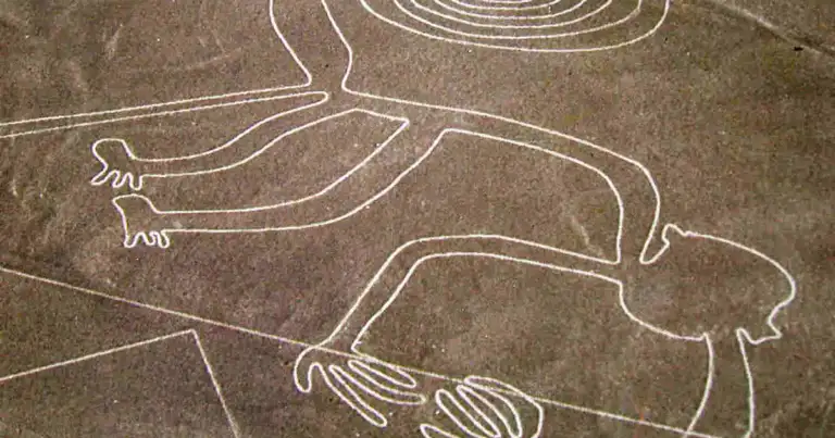 Líneas de Nazca desde arriba: geoglifos de mono y espiral en el desierto