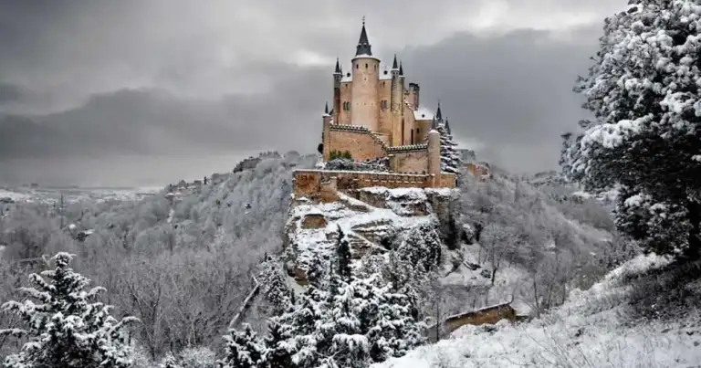 Alcazar de Segovia tapado de nieve