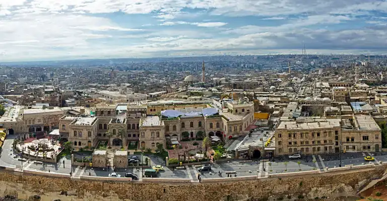 Vista aérea de ciudad con río rodeada de edificaciones variadas