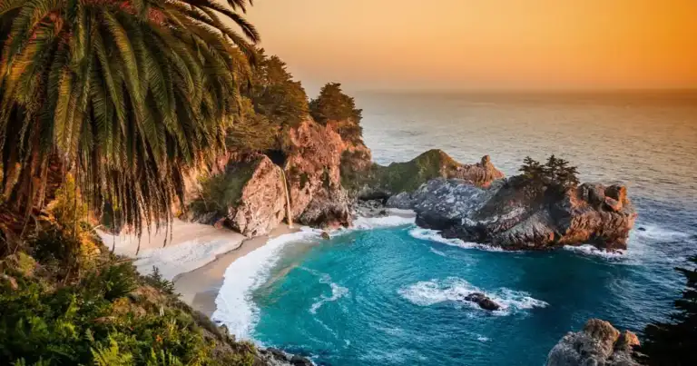 big sur en california. Mar celeste, playa, rocas y palmeras