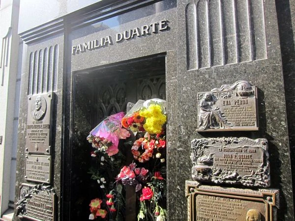 Mausoleo de la familia Duarte en el Cementerio de la Recoleta