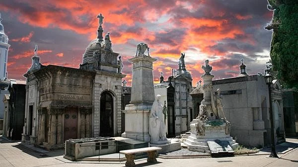 Recorridos por el Cementerio de la Recoleta