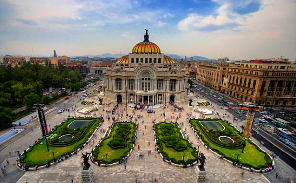 Palacio neoclásico con cúpula dorada y jardines cuadrados con fuentes