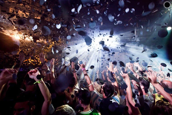 Muchas ciudades tienen fiestas populares que se prolongan durante varios días (y varias noches también)