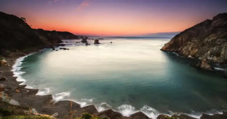 Atardecer en la playa del silencio de asturias. aguas calmas
