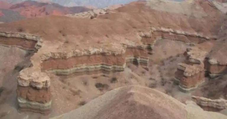 Montaña rocosa con estratos de diferentes colores: rojo, naranja y marrón