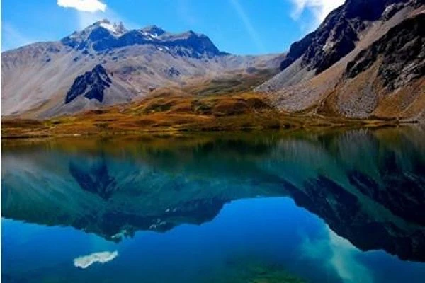 Paisaje montañoso árido con formaciones rocosas