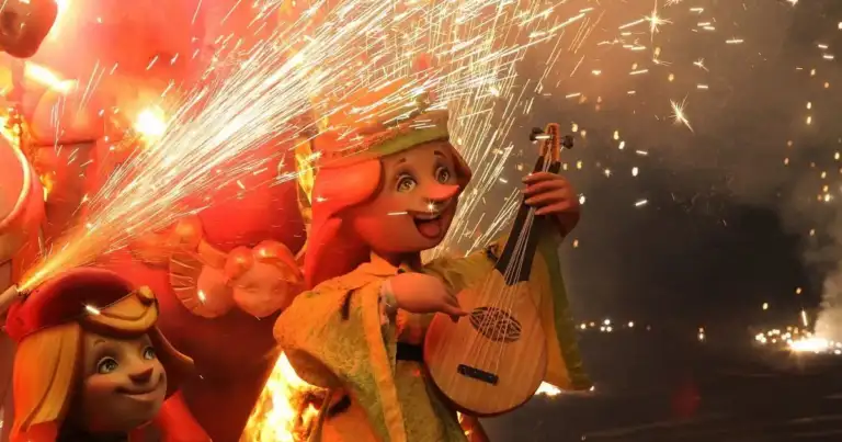 Figuras de Fallas lanzando fuegos artificiales brillantes