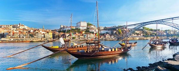 Puerto fluvial con barcos de madera tradicionales y edificios