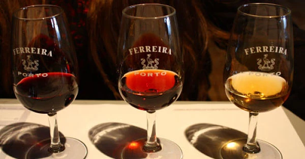 Tres copas de vino mostrando colores rojo, ámbar y blanco