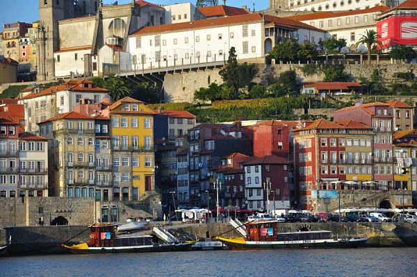 Si buscas un lugar con encanto en el que cenar y pasear por la noche, el barrio de Ribeira es el lugar adecuado