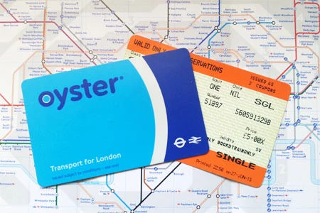 Tarjeta de transporte y Oyster sobre mapa de metro