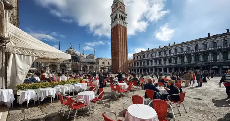 plaza San marco de venecia con mesas y sillas en los cafes