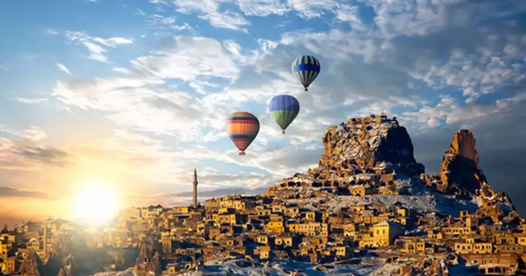Globos aerostáticos al amanecer sobre formaciones rocosas de Capadocia