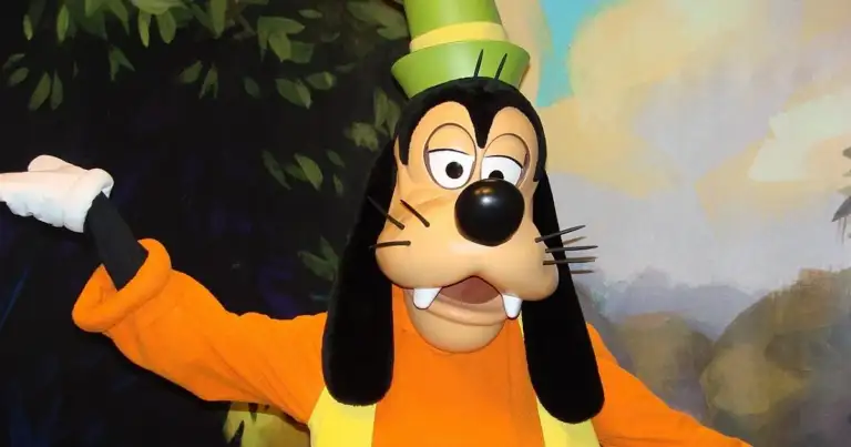 Personaje animado Goofy de Disney con sombrero naranja