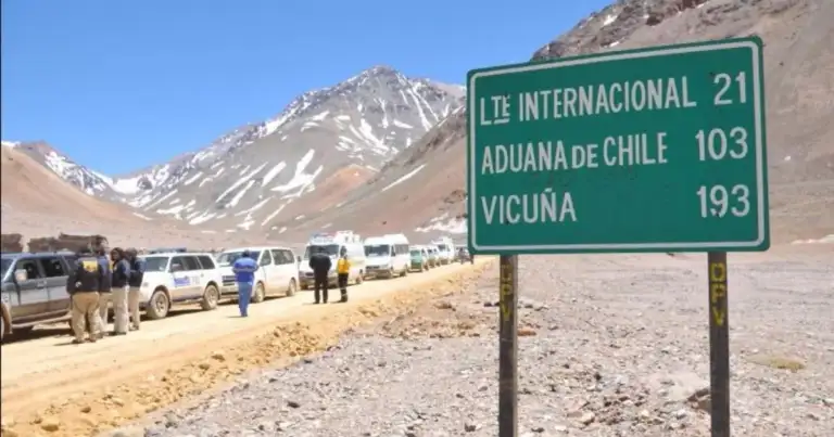 Letrero de Aduana de Chile en paso fronterizo con montaña nevada al fondo