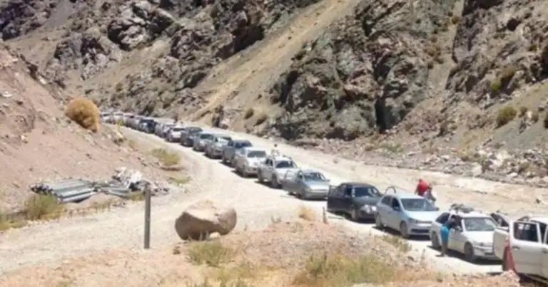 Larga fila de vehículos en carretera de montaña