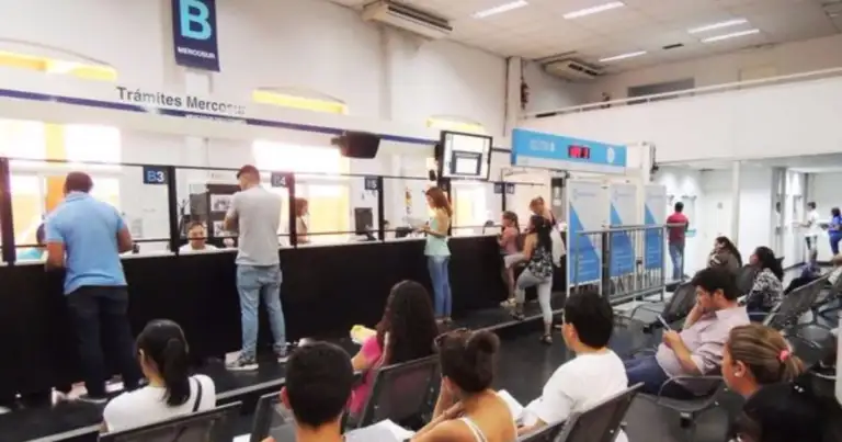 Interior de oficina de control migratorio con personas esperando