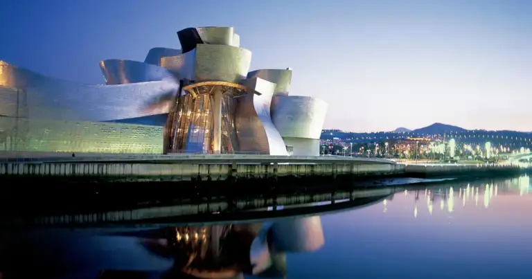 Museo Guggenheim de Bilbao rodeado de agua