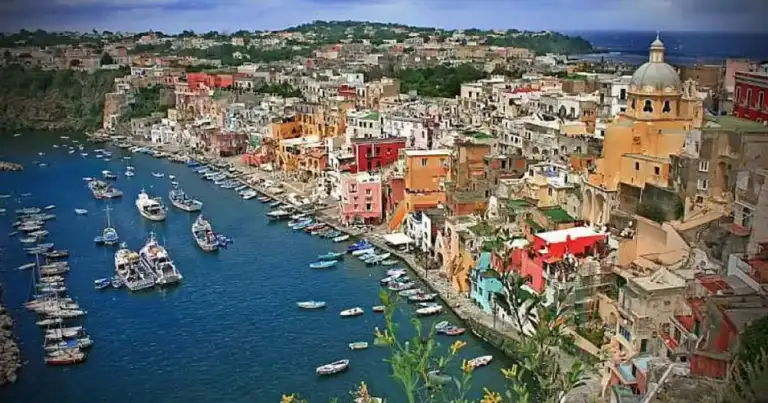 Pueblo costero italiano con casas coloridas y puerto lleno de barcos