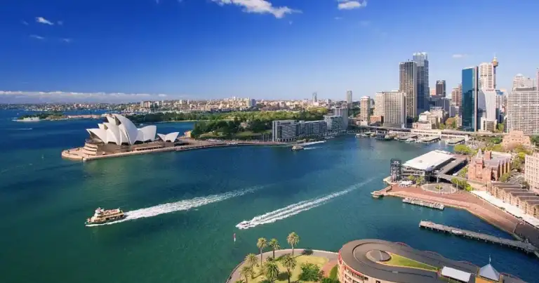 Vista aérea de Sydney con Opera House, bahía y ciudad costera