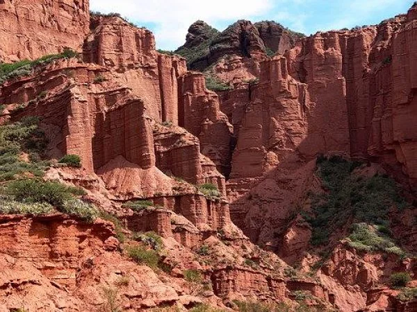 Formaciones rocosas rojas en desfiladero de parque nacional