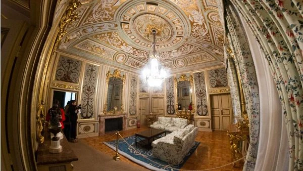 Salón lujoso del Palacio con techo de frescos dorados y paredes decoradas