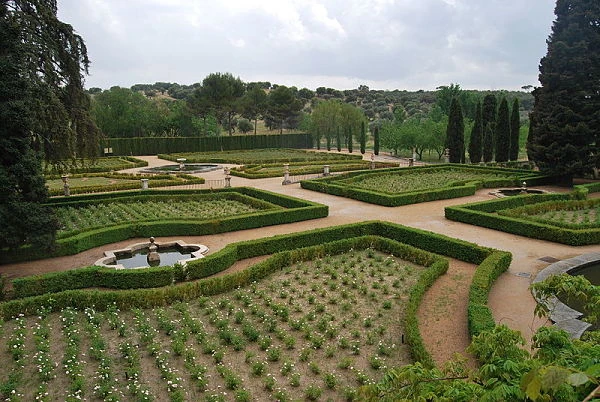 Jardines formales con parterres, fuente central y cipreses en Quinta del Pardo