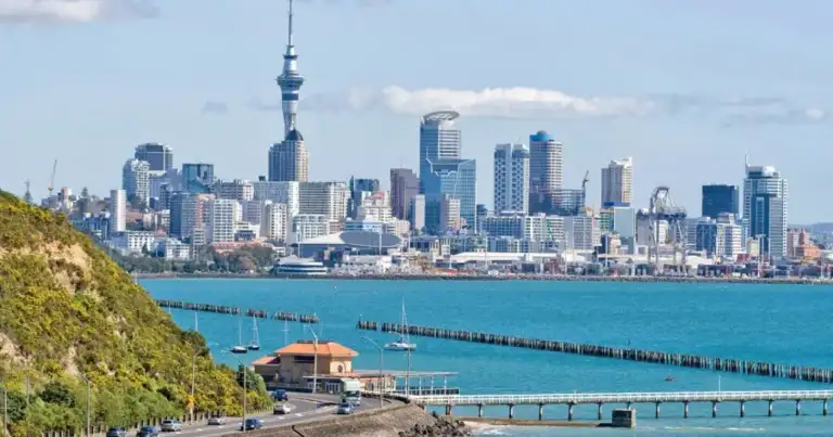 Skyline de Auckland con Torre del Milenio y bahía turquesa