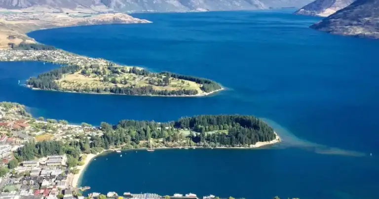 Lagos alpinos con pueblos entre montañas bajo cielo azul