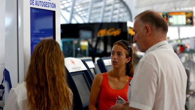 Personas en oficina de gestión de devolución de IVA