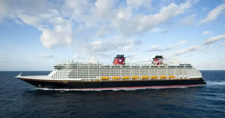 Crucero Disney navegando en el océano bajo cielo despejado