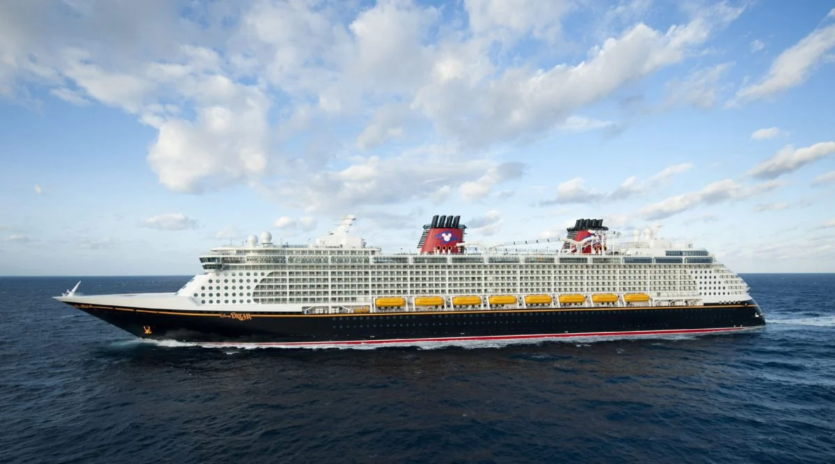 Crucero Disney navegando en el océano bajo cielo despejado
