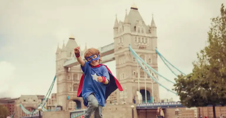 Niño disfrazado de superhéroe frente a Tower Bridge en Londres