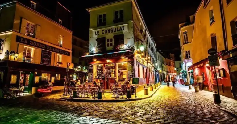 adoquines de una calle de Montmartre con casas tipicas iluminadas