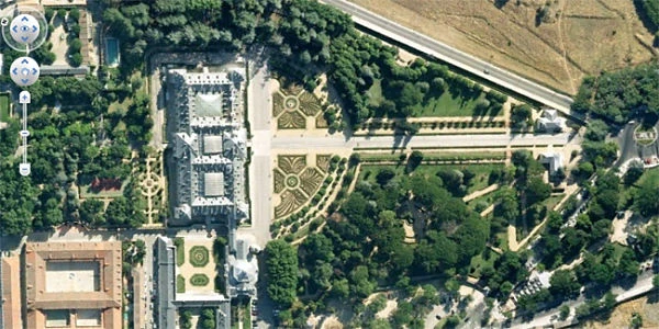 Vista aérea del plano del Palacio con jardines formales y caminos