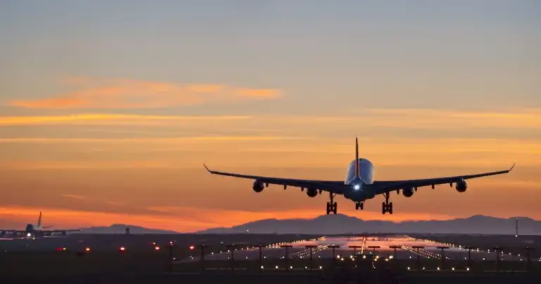 Avión de despegando al atardecer
