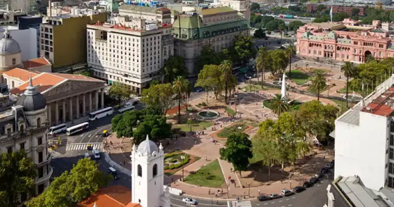 plaza de mayo, se ve elcabildo y la piramide