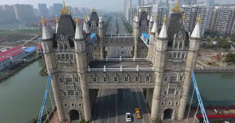 Réplica de Tower Bridge sobre río en ciudad china