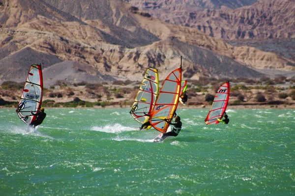Personas practicando windsurf en San Juan Argentina en el Dique Cuesta del Viento