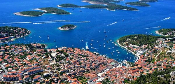 Isla de Hvar vista desde el aire con aguas azul turqueso y archipiélago