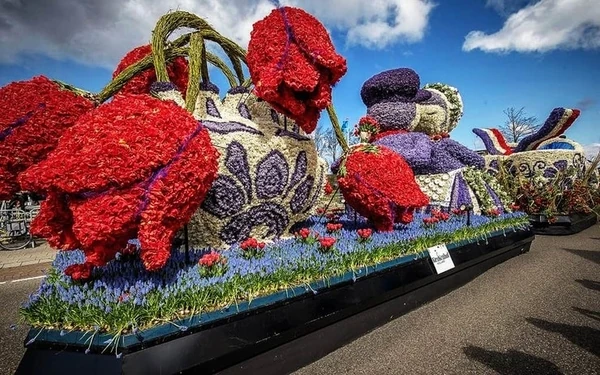 Carroza cubierta de flores en el Desfile de las Flores de la Bollenstreek