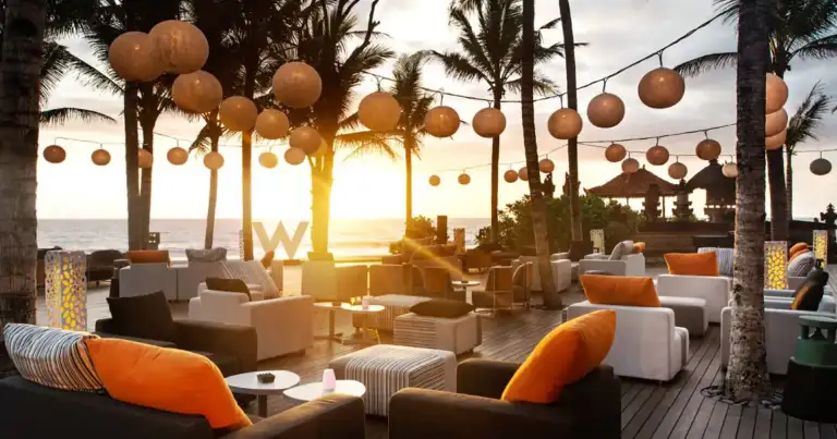 mesas y sillones frente al mar